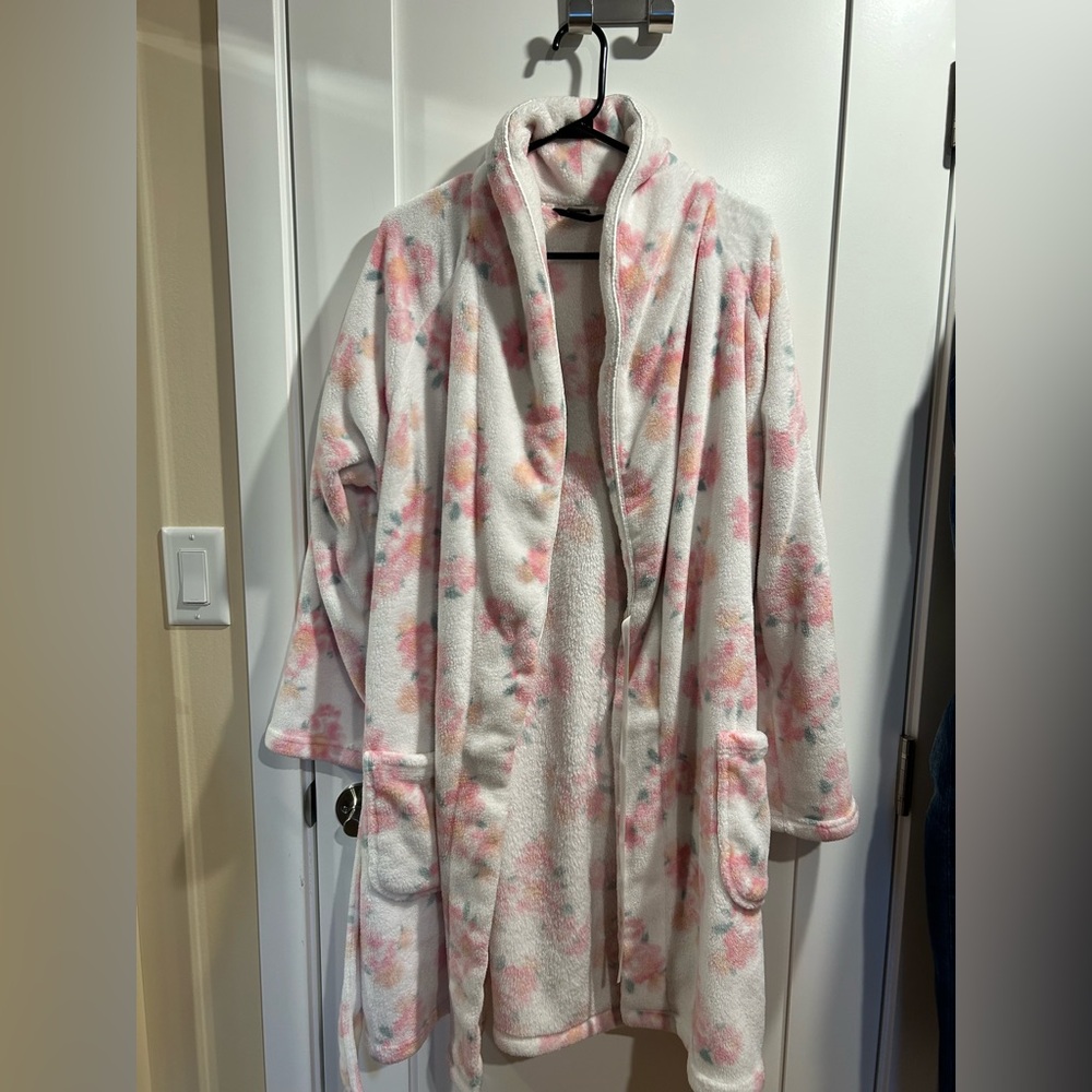 Victoria's Secret Pink and White Floral Robe
